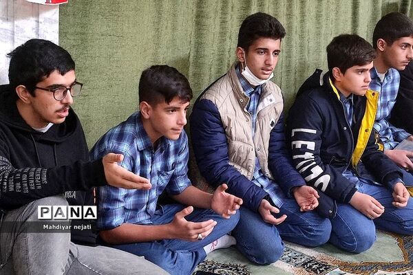 شرکت فعال دانش‌آموزان مدرسه شهید بهشتی رودهن در نماز جمعه