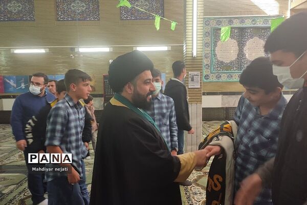 شرکت فعال دانش‌آموزان مدرسه شهید بهشتی رودهن در نماز جمعه
