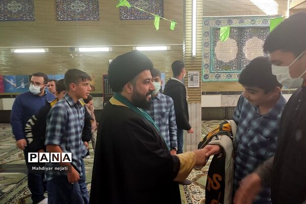 شرکت فعال دانش‌آموزان مدرسه شهید بهشتی رودهن در نماز جمعه