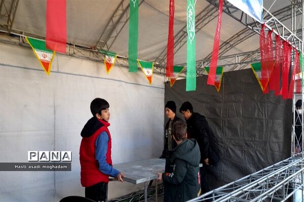 برپایی موکب انقلاب خواهران و برادران با اهدای بسته‌های فرهنگی در ملارد