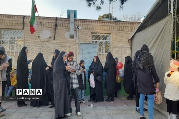 برپایی موکب انقلاب خواهران و برادران با اهدای بسته‌های فرهنگی در ملارد