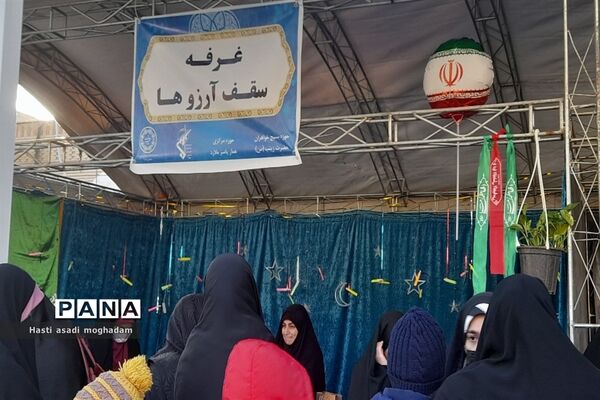 برپایی موکب انقلاب خواهران و برادران با اهدای بسته‌های فرهنگی در ملارد