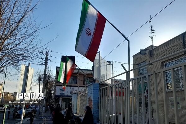 برپایی موکب انقلاب خواهران و برادران با اهدای بسته‌های فرهنگی در ملارد