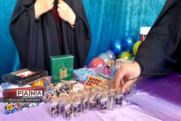 برپایی موکب انقلاب خواهران و برادران با اهدای بسته‌های فرهنگی در ملارد