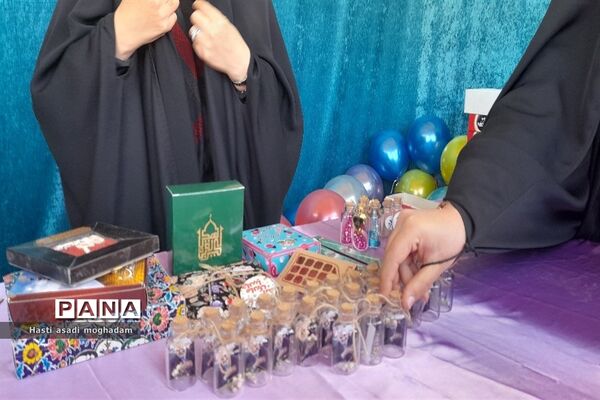 برپایی موکب انقلاب خواهران و برادران با اهدای بسته‌های فرهنگی در ملارد