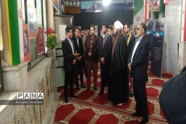 بازدید حجت الاسلام حاج علی اکبری خطیب نماز جمعه تهران از نمایشگاه مدرسه انقلاب