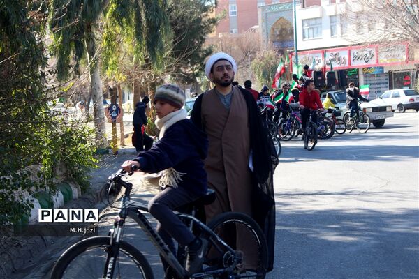 همایش دوچرخه‌سواری به‌مناسبت دهه فجر در قم
