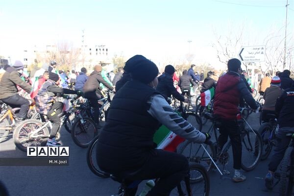 همایش دوچرخه‌سواری به‌مناسبت دهه فجر در قم
