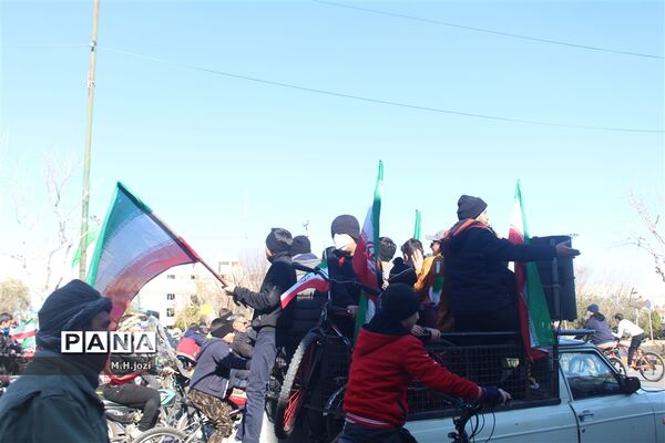 همایش دوچرخه‌سواری به‌مناسبت دهه فجر در قم