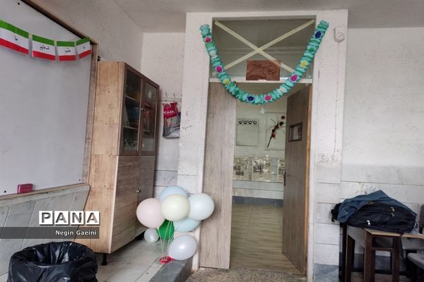 آذین‌بندی دبیرستان شهیده قضایی قم به مناسبت سالگرد پیروزی انقلاب