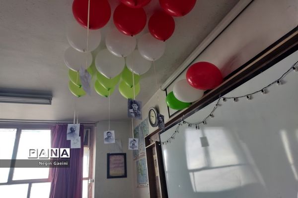 آذین‌بندی دبیرستان شهیده قضایی قم به مناسبت سالگرد پیروزی انقلاب