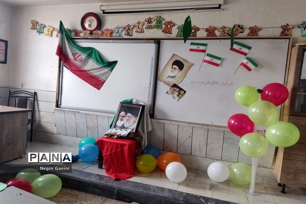 آذین‌بندی دبیرستان شهیده قضایی قم به مناسبت سالگرد پیروزی انقلاب