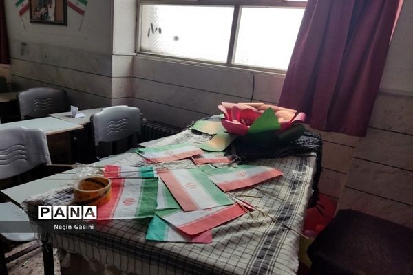 آذین‌بندی دبیرستان شهیده قضایی قم به مناسبت سالگرد پیروزی انقلاب