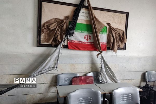 آذین‌بندی دبیرستان شهیده قضایی قم به مناسبت سالگرد پیروزی انقلاب