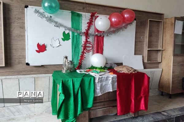 آذین‌بندی دبیرستان شهیده قضایی قم به مناسبت سالگرد پیروزی انقلاب