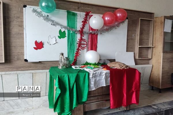 آذین‌بندی دبیرستان شهیده قضایی قم به مناسبت سالگرد پیروزی انقلاب