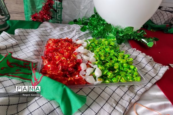 آذین‌بندی دبیرستان شهیده قضایی قم به مناسبت سالگرد پیروزی انقلاب