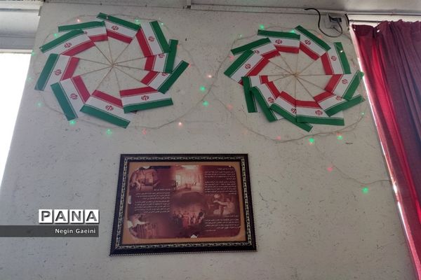 آذین‌بندی دبیرستان شهیده قضایی قم به مناسبت سالگرد پیروزی انقلاب