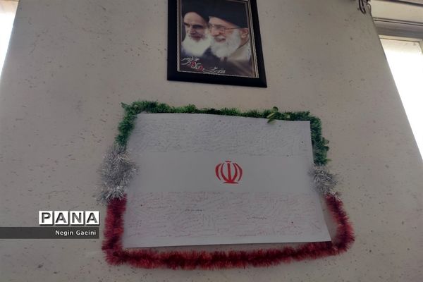 آذین‌بندی دبیرستان شهیده قضایی قم به مناسبت سالگرد پیروزی انقلاب