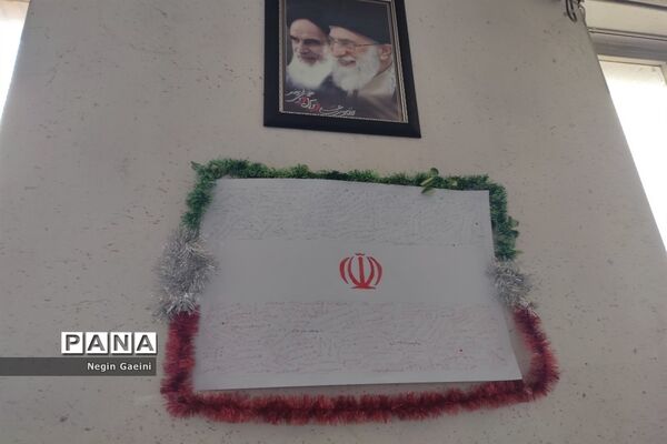 آذین‌بندی دبیرستان شهیده قضایی قم به مناسبت سالگرد پیروزی انقلاب