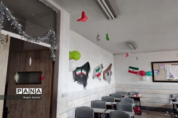 آذین‌بندی دبیرستان شهیده قضایی قم به مناسبت سالگرد پیروزی انقلاب