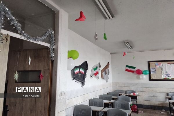 آذین‌بندی دبیرستان شهیده قضایی قم به مناسبت سالگرد پیروزی انقلاب