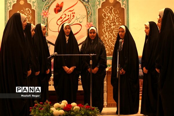 برگزاری محفل انس با ثقلین به‌مناسبت دهه فجر انقلاب اسلامی در اردکان