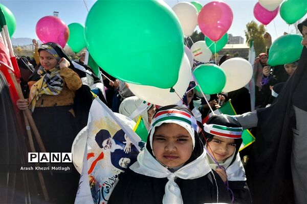 حضور دانش‌آموزان کازرونی در راهپیمایی شکوه ۴۴