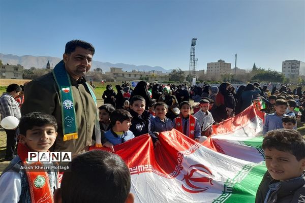 حضور دانش‌آموزان کازرونی در راهپیمایی شکوه ۴۴