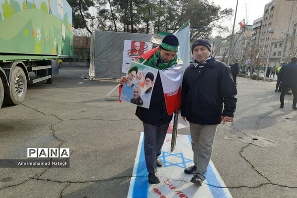حضور دانش‌آموزان در راهپیمایی 22 بهمن چهل و چهارمین سالروز پیروزی انقلاب اسلامی