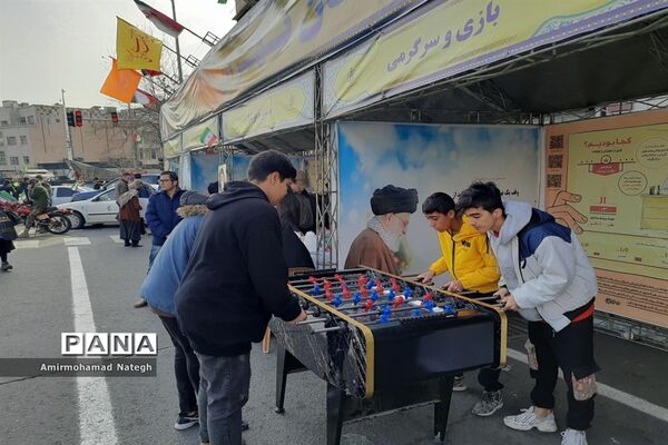 حضور دانش‌آموزان در راهپیمایی 22 بهمن چهل و چهارمین سالروز پیروزی انقلاب اسلامی