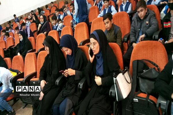جشن دانش‌آموزی فجر آوران در بوشهر