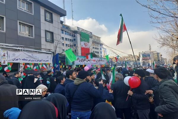 حضور حماسه آفرینی دانش‌آموزان و فرهنگیان منطقه ۱۰ در راهپیمایی ۲۲ بهمن ۱۴۰۱