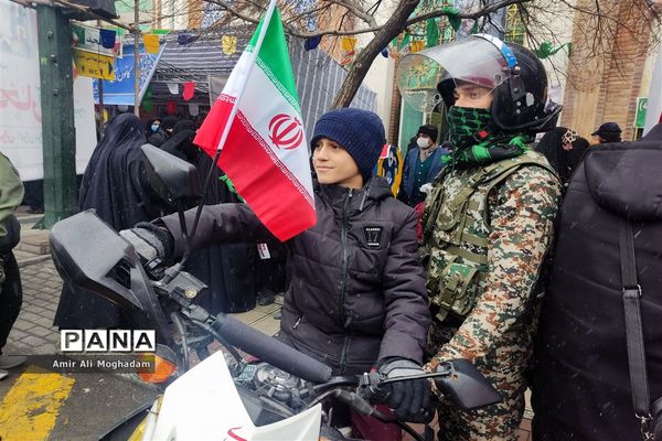 راهپیمایی پرشکوه چهل و چهارمین سالروز پیروزی انقلاب اسلامی زیر بارش برف