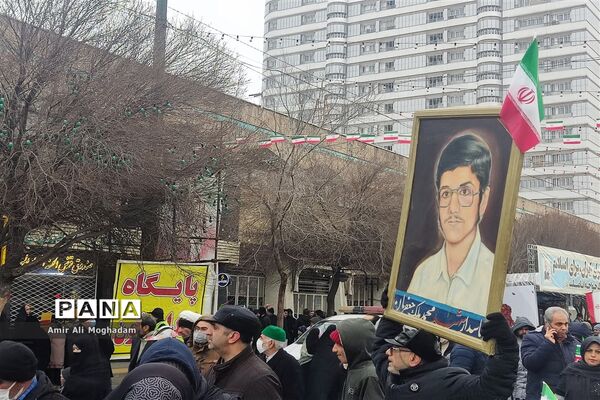 راهپیمایی پرشکوه چهل و چهارمین سالروز پیروزی انقلاب اسلامی زیر بارش برف