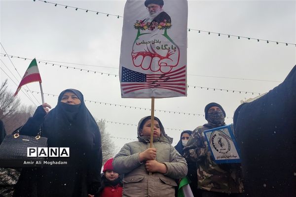 راهپیمایی پرشکوه چهل و چهارمین سالروز پیروزی انقلاب اسلامی زیر بارش برف
