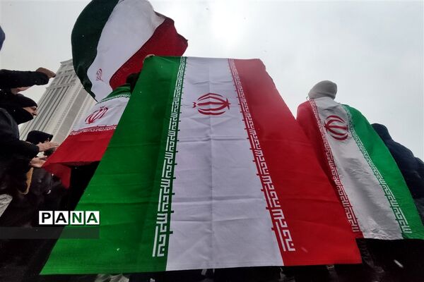 راهپیمایی پرشکوه چهل و چهارمین سالروز پیروزی انقلاب اسلامی زیر بارش برف