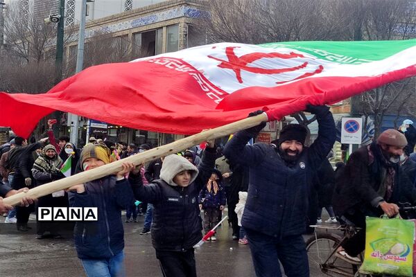راهپیمایی پرشکوه چهل و چهارمین سالروز پیروزی انقلاب اسلامی زیر بارش برف