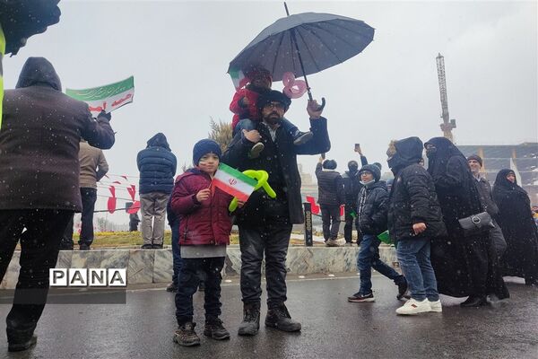 راهپیمایی پرشکوه چهل و چهارمین سالروز پیروزی انقلاب اسلامی زیر بارش برف