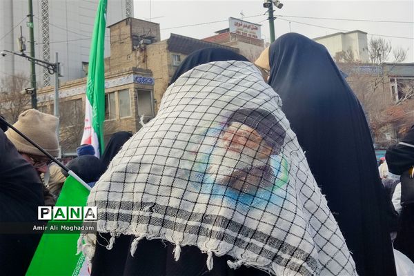 راهپیمایی پرشکوه چهل و چهارمین سالروز پیروزی انقلاب اسلامی زیر بارش برف