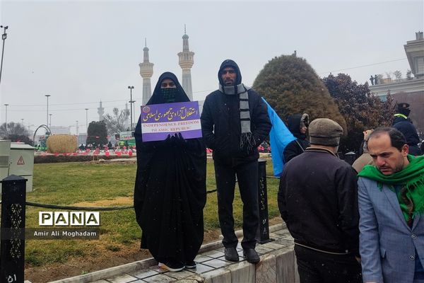 راهپیمایی پرشکوه چهل و چهارمین سالروز پیروزی انقلاب اسلامی زیر بارش برف