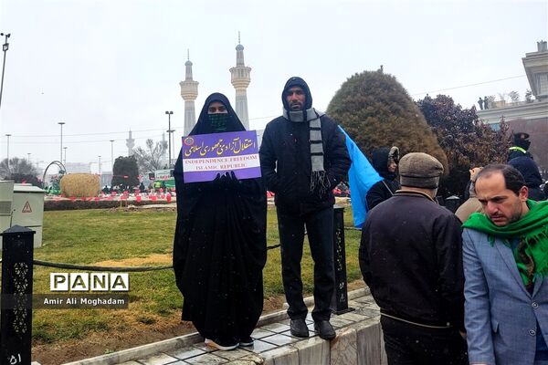 راهپیمایی پرشکوه چهل و چهارمین سالروز پیروزی انقلاب اسلامی زیر بارش برف