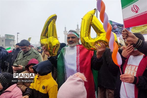 راهپیمایی پرشکوه چهل و چهارمین سالروز پیروزی انقلاب اسلامی زیر بارش برف
