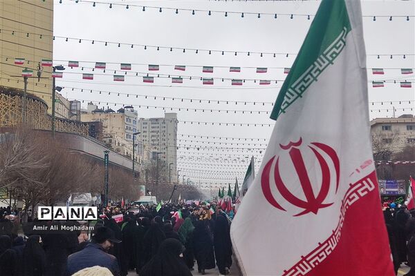 راهپیمایی پرشکوه چهل و چهارمین سالروز پیروزی انقلاب اسلامی زیر بارش برف