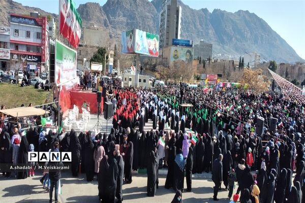 حضور پرشور مردم و دانش‌آموزان ناحیه یک خرم آباد در راهپیمایی 22بهمن