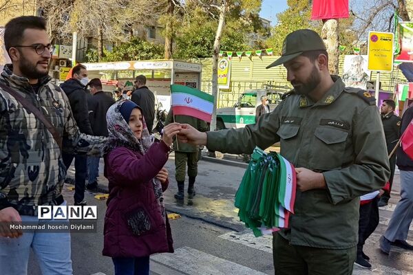 این همه لشکر آمده، به عشق رهبر آمده