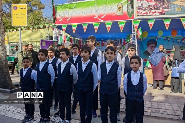 این همه لشکر آمده، به عشق رهبر آمده