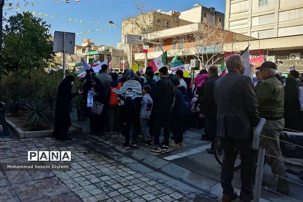 این همه لشکر آمده، به عشق رهبر آمده