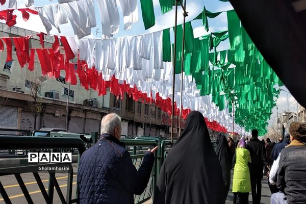 تا پای جان پای انقلاب ایستاده‌ایم