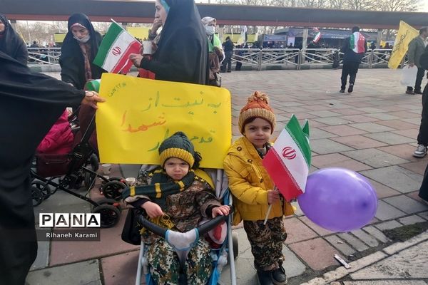 تا پای جان پای انقلاب ایستاده‌ایم